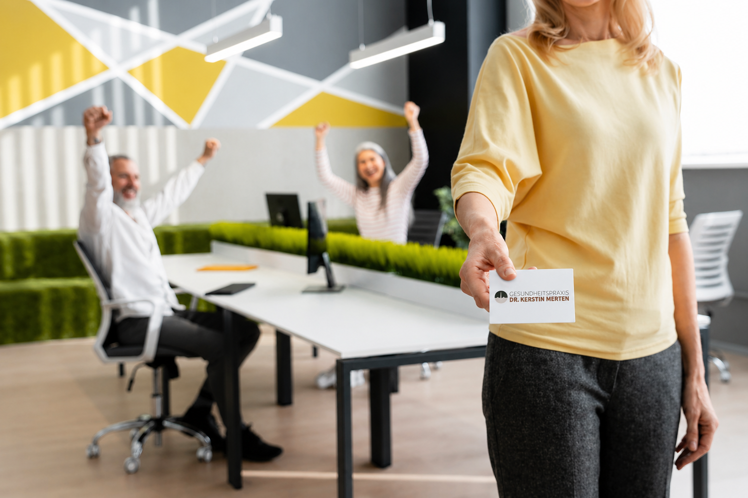 Motivierte Mitarbeitende in einem modernen Büro mit BGM-Karte der Gesundheitspraxis Dr. Kerstin Merten — gesunde Teams sind leistungsstarke Teams